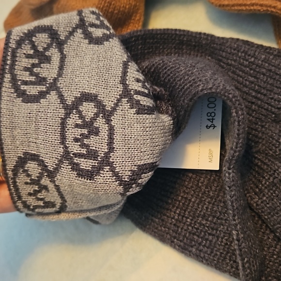 Micheal Kors Gloves - Picture 11 of 12